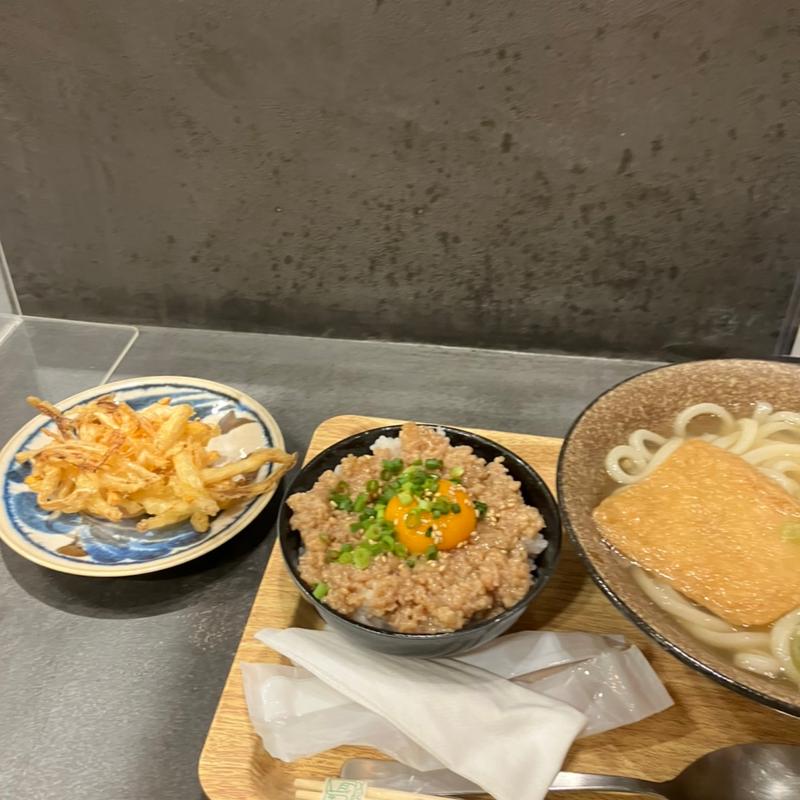 そぼろ丼ときつねうどん（かき揚げトッピング）(蕎麦・立飲み 一味)