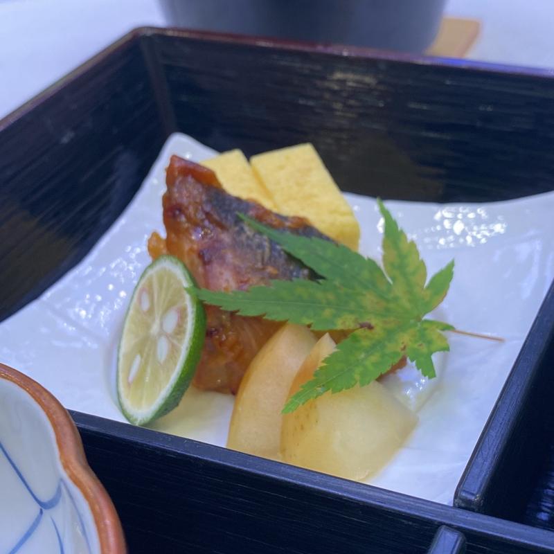 焼物 ぶり西京味噌焼き 甘酢林檎 だし巻き玉子(ホテルグリーンパーク津 )