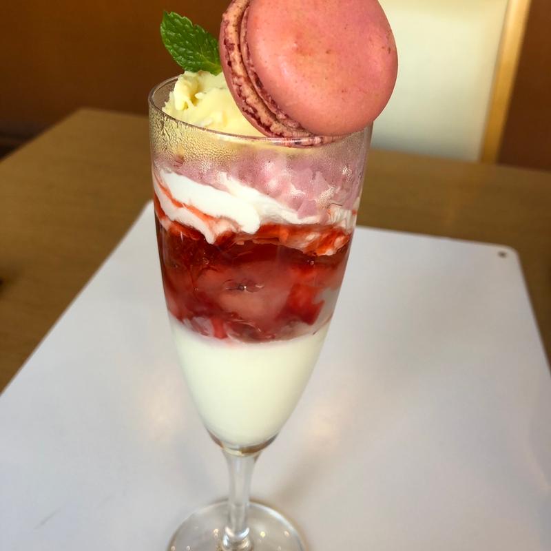 グラスパフェ マカロン・ストロベリー(ココス 扇店)