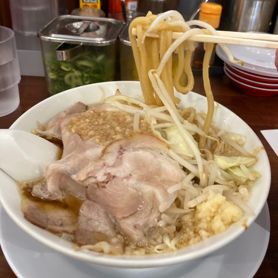 にんにく背脂醤油ラーメン(魁力屋 多摩ニュータウン通り店)の にんにく背脂醤油ラーメン(魁力屋 多摩ニュータウン通り店)の