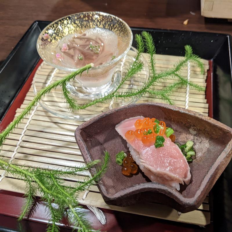 お凌ぎ：鮪漬け一口寿司、いくら、ジュンサイ(ランプの宿 （らんぷのやど）)