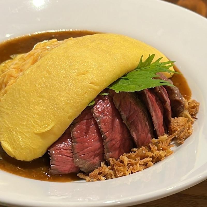 赤城牛のステーキと炊き上げピラフのオムライス(メゾンドシェフごはん)