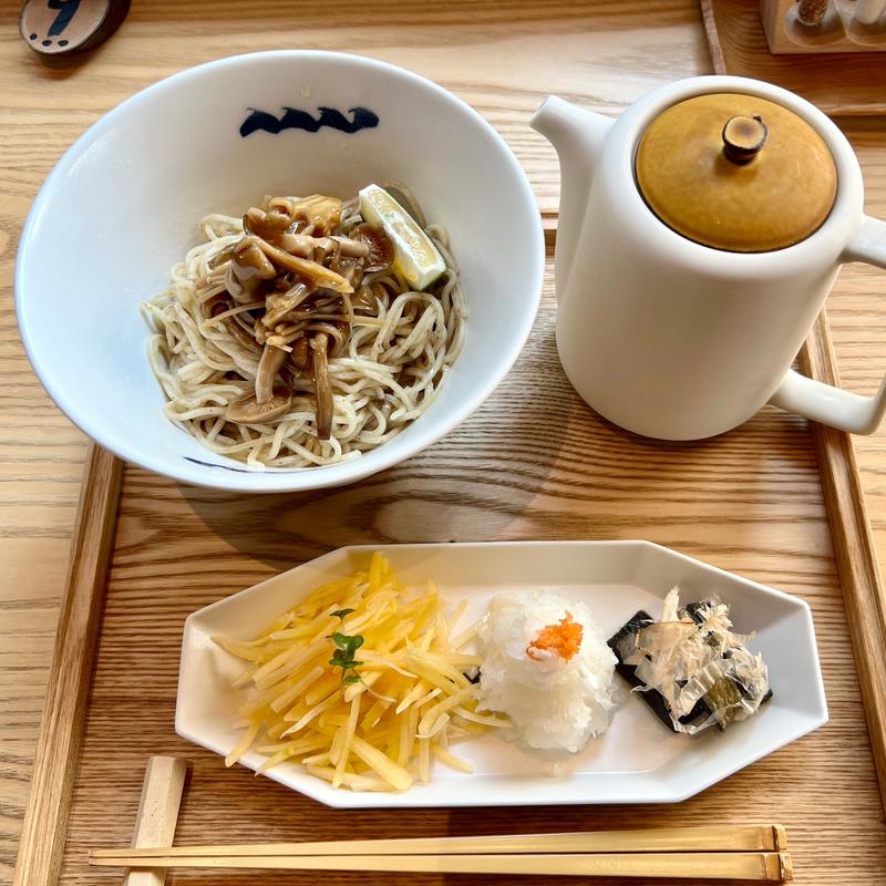 秋の冷やしそば(おしのちいたま)