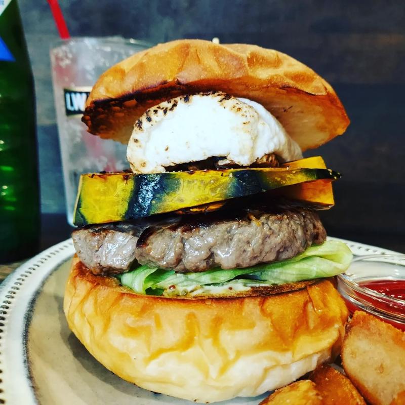 かぼちゃのグリルとローストしたクルミの焼きマシュマロバーガー(Kokopelli)