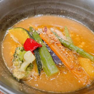 骨付きチキンとたっぷり野菜のスープカレー(天馬 札幌ステラプレイス店)
