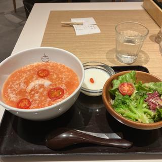 エビとチーズのトマトのお粥(粥餐庁 新宿京王モール店)