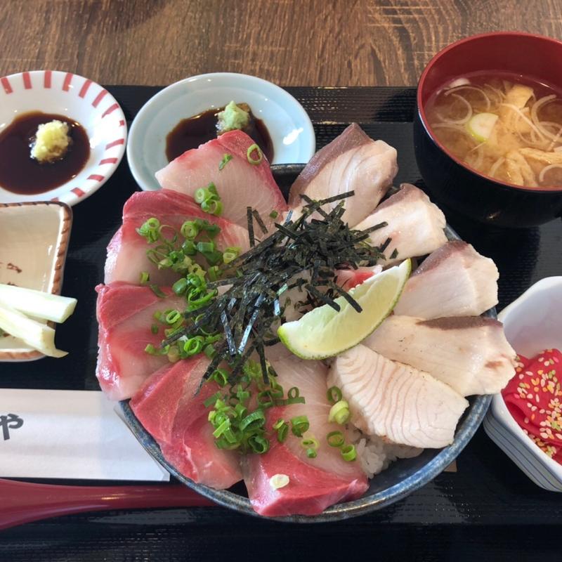 鰤丼　刺身と炙りの二色丼(魚屋の本気 ととや)