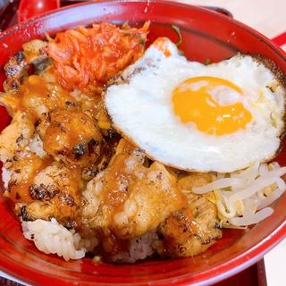 ホルモン丼（目玉焼き・キムチ）(焼肉丼 炙り一番 ゆめタウン廿日市店)