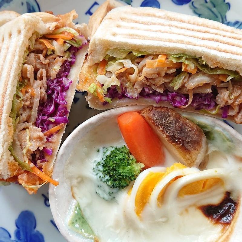 ポークチャップとたっぷり野菜のホットサンド(ラ・タベルネッタ・アッラ・チヴィテッリーナ)