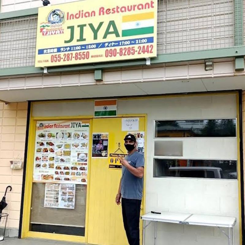 玄関前のオーナー様(JIYA Indian restaurant)