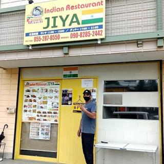 玄関前のオーナー様(JIYA Indian restaurant)