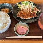 豚ロース(オニオンソース)(鉄板居酒屋 一福 ひとふく)