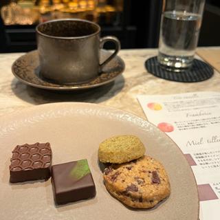 本日のクッキー ボンボンショコラ二種(Chocolaterie&Bar ROND-POINT by Hirofumi Tanakamaru)