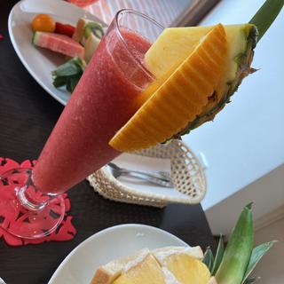 季節のフルーツサンド、日替わり生ジュース(いちご ICHIJYU FRUIT CAFE)