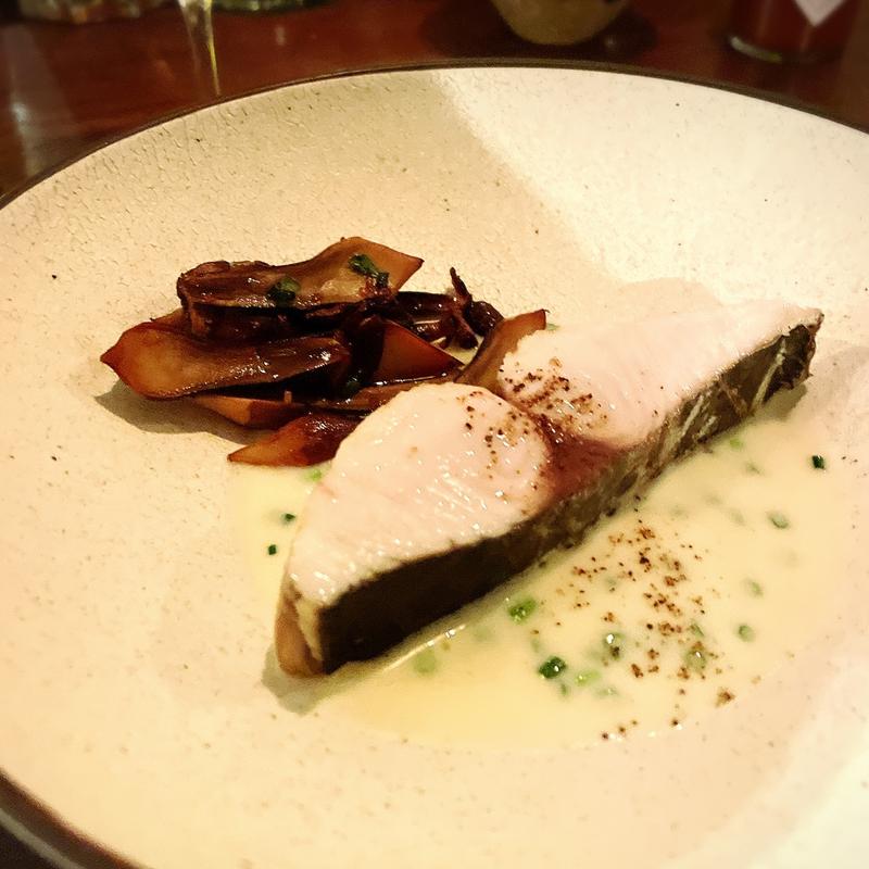 サワラのロースト トリュフのソース(魚介とワイン PEZ（ペス）)