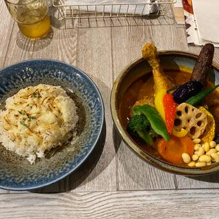 豚角煮とチキン1/2と野菜 焦がしチーズトッピング(rojiura curry samurai.八王子店)