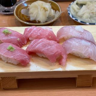 (立ち飲み鮨 謹賀 駅前第3ビル)