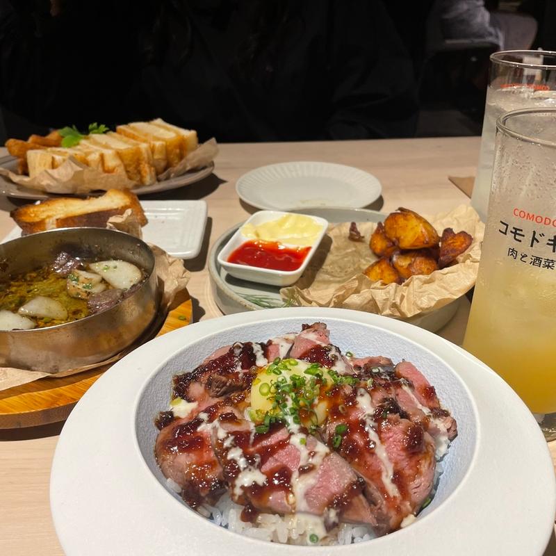ローストビーフ丼(コモドキッチン)