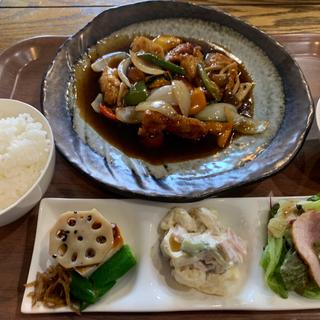 黒酢豚定食(アジアンキッチン 餃子のハナハナ)