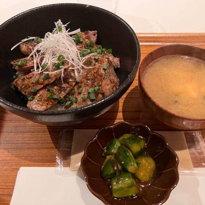 ステーキ丼(MID ミッドダイニング)