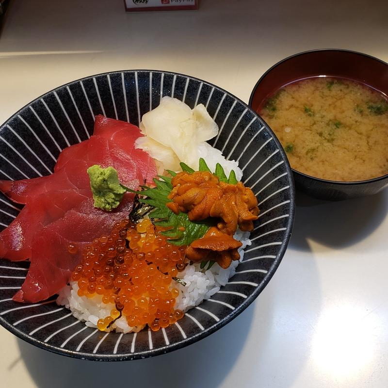 鮪上うに三種盛丼(つきじ かんの 本店・仲店 （かんの）)