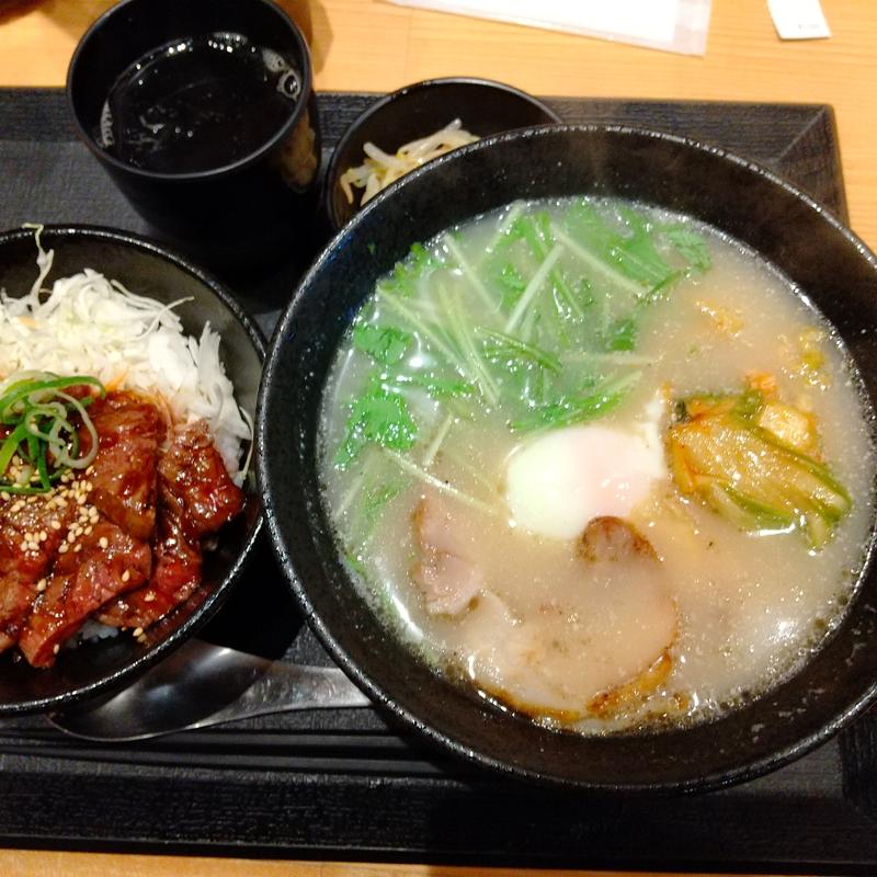 盛岡温麺セット温玉(三宮肉劇場)