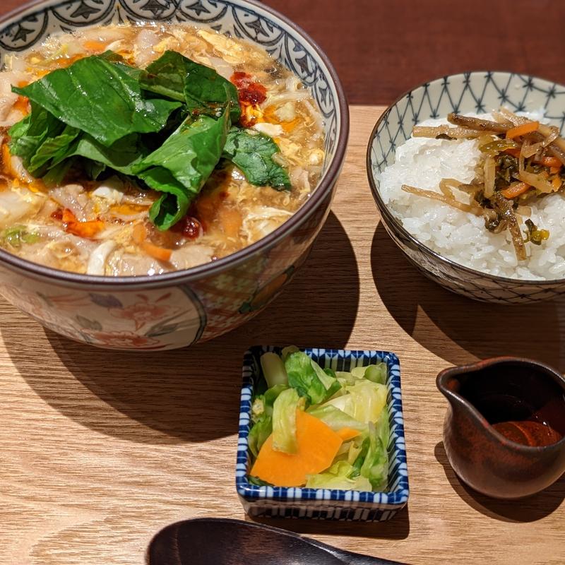 とろっと卵の豚バラと木耳の酸辣湯ソバ　（小）高菜きんぴらご飯付き(焼鳥 ハレツバメ 横浜鶴屋町店

)