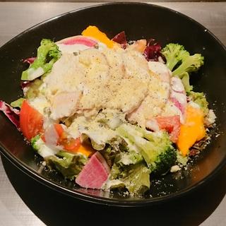 彩り野菜と鶏ハムのシーザーサラダ