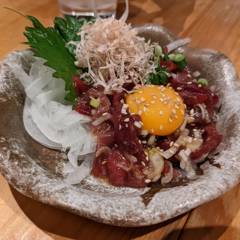 まぐろ喉肉の塩ユッケ(三崎まぐろ専門店 Tunaがる)