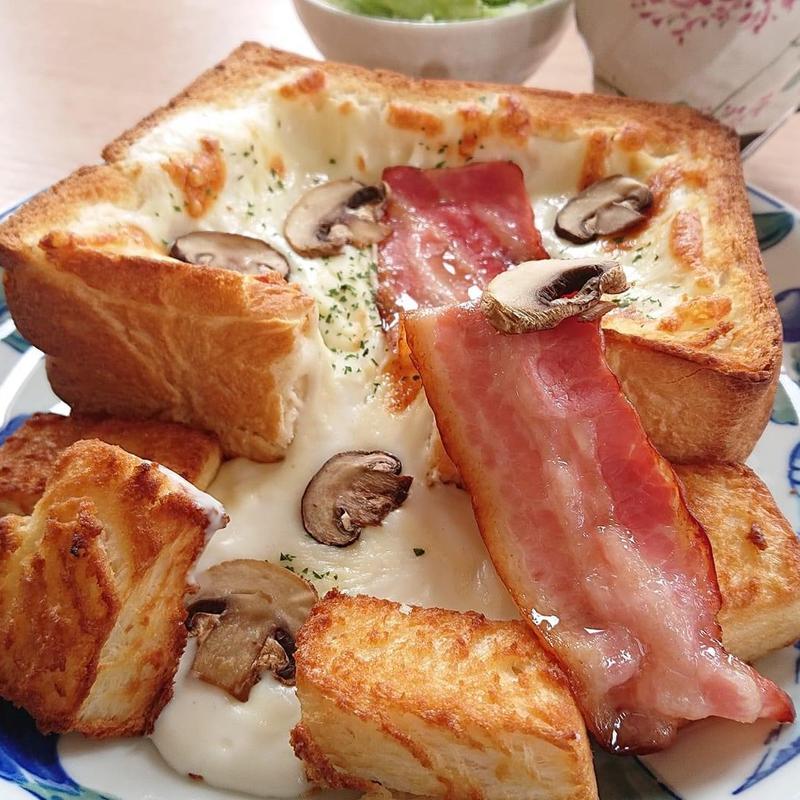 マッシュルームとベーコンのパングラタン(コーヒー＆トースト)