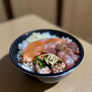 漬けサーモン漬けまぐろネギトロ丼(魚丼屋 聴家(KIKUYA))