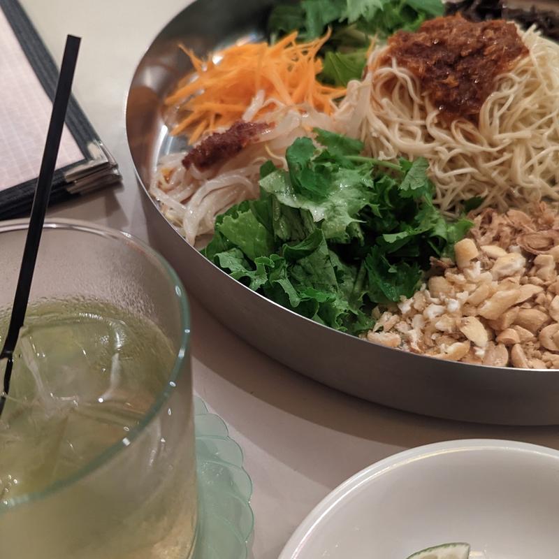 たっぷり野菜のカリカリ和え麺(椎數莊(シースーソー))