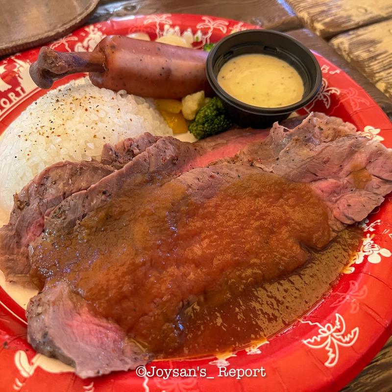 ローストビーフ 和風ソース、骨付きソーセージ、スモーク風味のチーズディップ、ライス添え(ユカタンベースキャンプ・グリル)