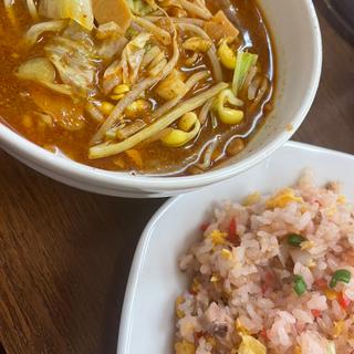 ハーフ辛唐麺と生姜チャーハン(まぐろラーメン大門)