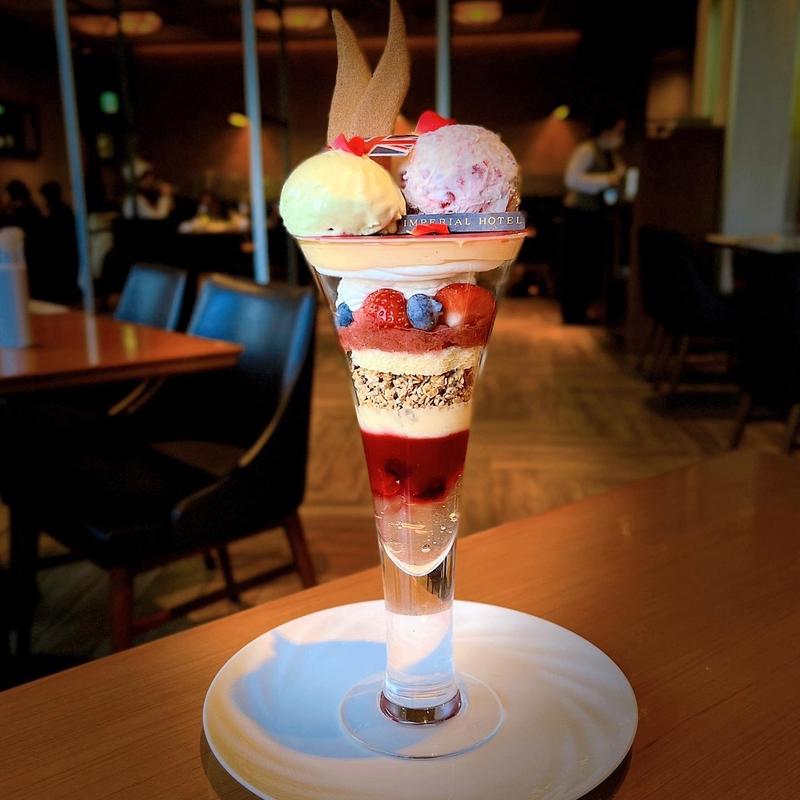 ベリーとルバーブのトライフルパフェ(カフェ クベール)