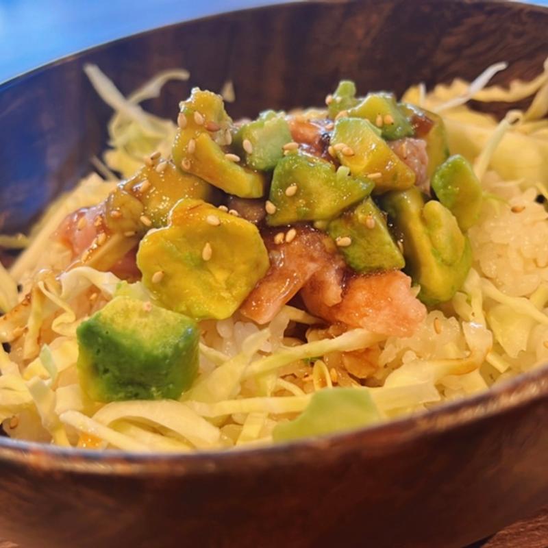 まぐろアボカドのポキ丼(music cafe & bar LUZ)