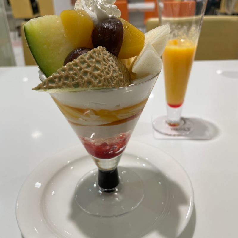 季節の果実タカノセレクションパフェ〜マスクメロン・栗・洋梨〜(タカノフルーツパーラー JR名古屋高島屋店)