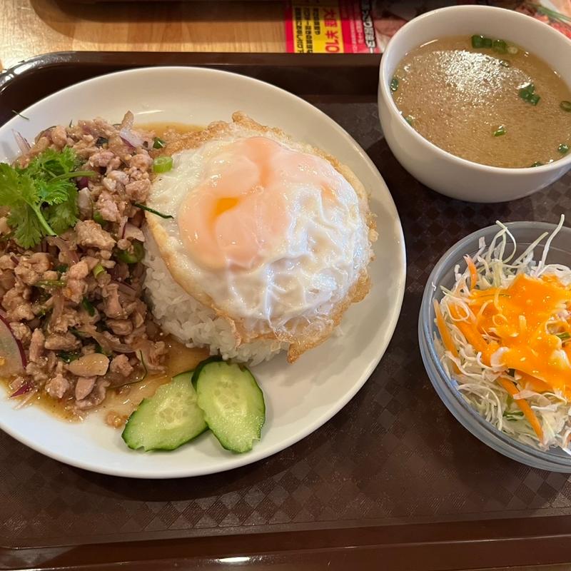 鶏ひき肉とタイハーブの辛口ナンプラー和え掛けご飯(タイ食堂 ジャークジャイ タイフード センター)