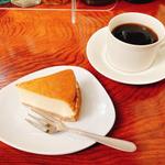 ベイクドチーズケーキ、ホットコーヒー(CAFE&BAR ELK)