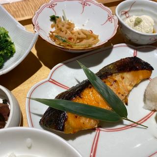 鮭の西京漬定食(おばんざい・炙り焼き・酒 菜な 渋谷マークシティ店)