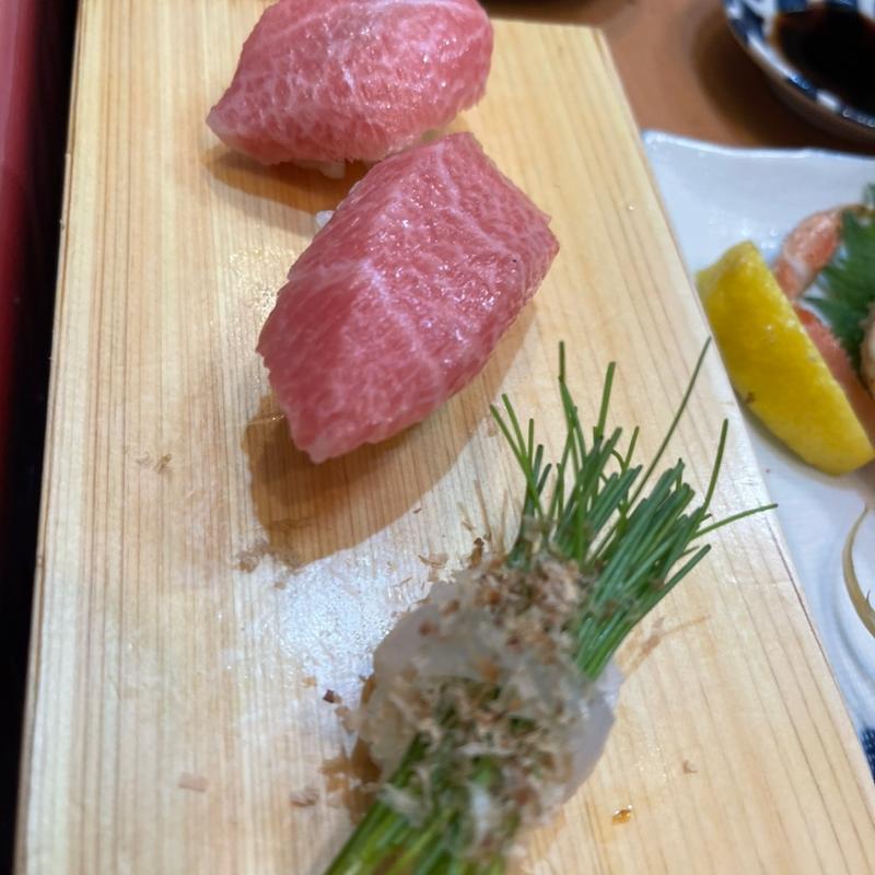 大トロ二貫と芽ネギ白身(立ち飲み鮨 謹賀 駅前第3ビル)