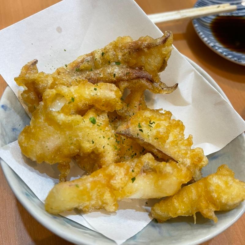 イカゲソ天ぷら(立ち飲み鮨 謹賀 駅前第3ビル)