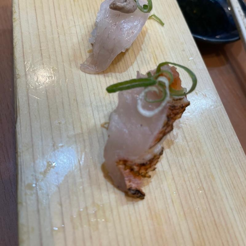 ツムブリとカワハギ(立ち飲み鮨 謹賀 駅前第3ビル)