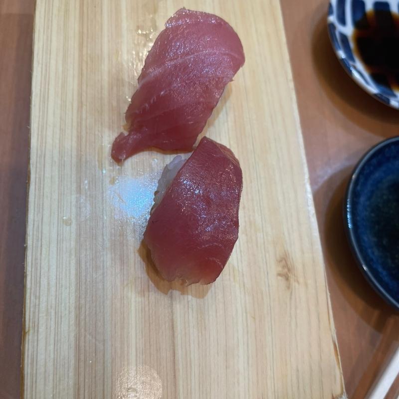 生本マグロ赤身（2貫）(立ち飲み鮨 謹賀 駅前第3ビル)