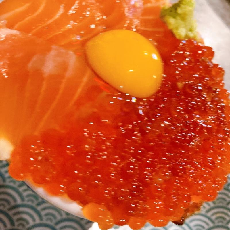 溢れんばかりの!サーモンとイクラのたまごかけご飯(サーモンＬａｂｏ 梅田店)