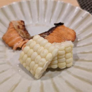 銀鮭クミン醤油漬け、とうもろこし(変タイ鮨すがひさ)