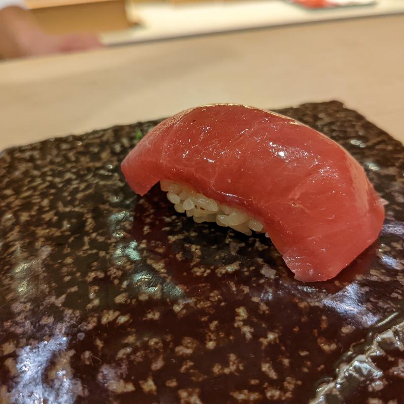 マグロ、ピーナッツ、ブラックソース(変タイ鮨すがひさ)