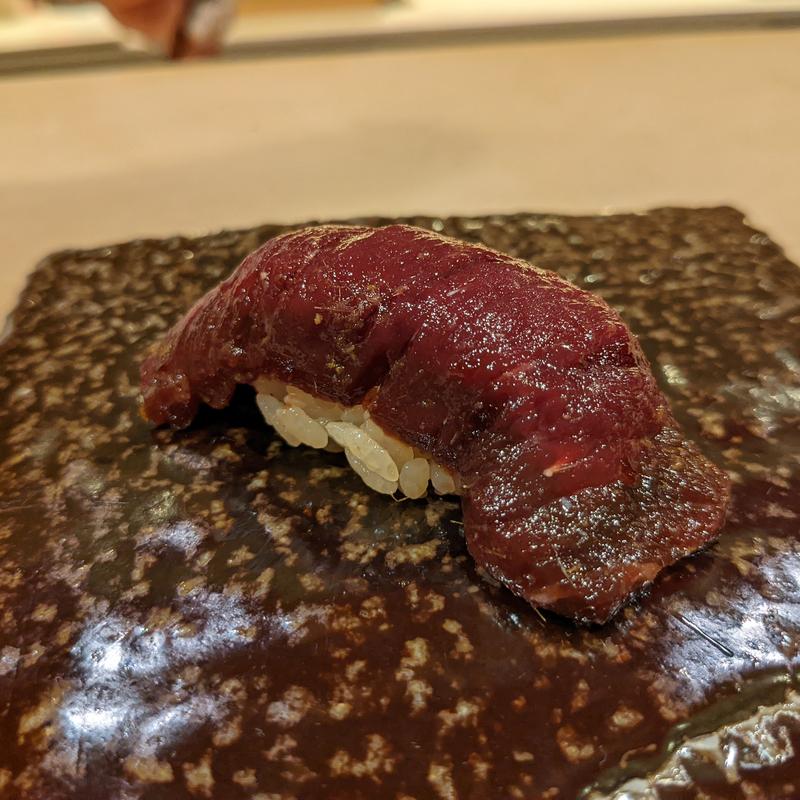 クジラ漬け、グリーンカレー醤油(変タイ鮨すがひさ)