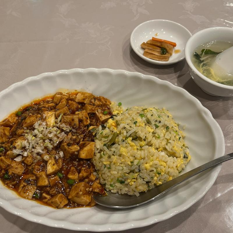 ピリ辛マーボーチャーハン(ジャスミンの花)