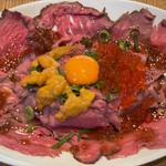 北海道産いくらとウニの贅沢ローストビーフ丼